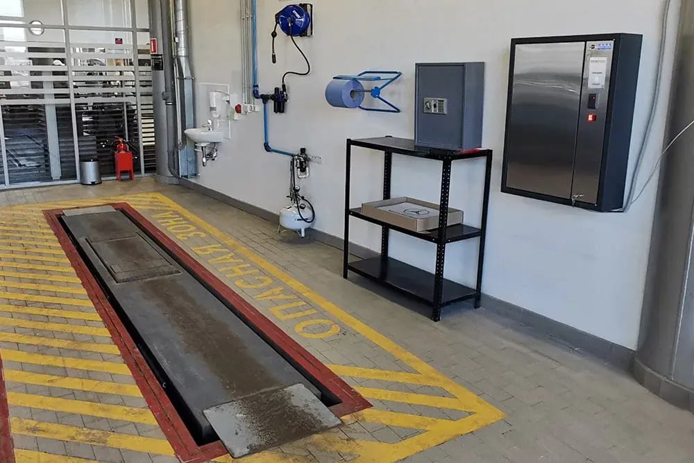 ecos_key_cabinet_in_car_dealership_workshop
