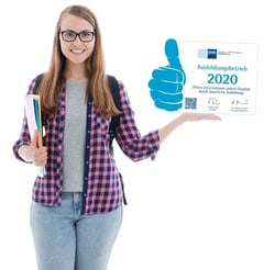 ecossystems_karriere_azubi_hält_ihk_zertifizierung