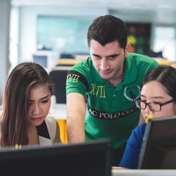 ecossystems_karriere_mitarbeiter_erklärt_zwei_azubis_etwas