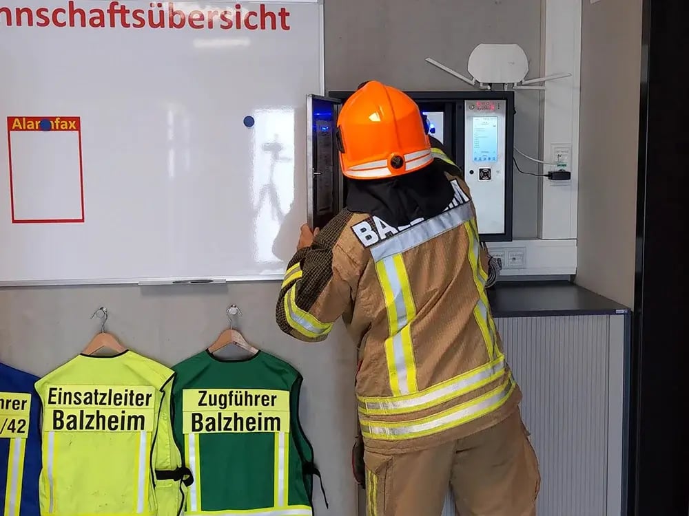DE-Feuerwehr-Balzheim-key-cabinet-in-use