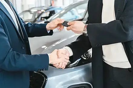 dealer-selling-car_440