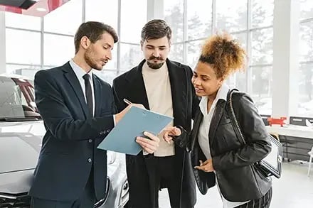 dealer-with-customer_440