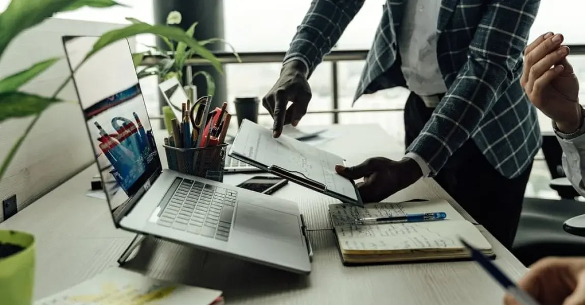 man-with-notepad-and-computer