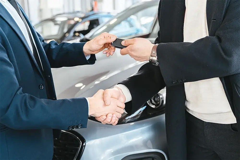 dealer-selling-car