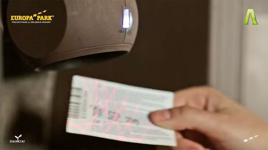 Besucher scannt Fahrkarte am QR-Code Scanner
